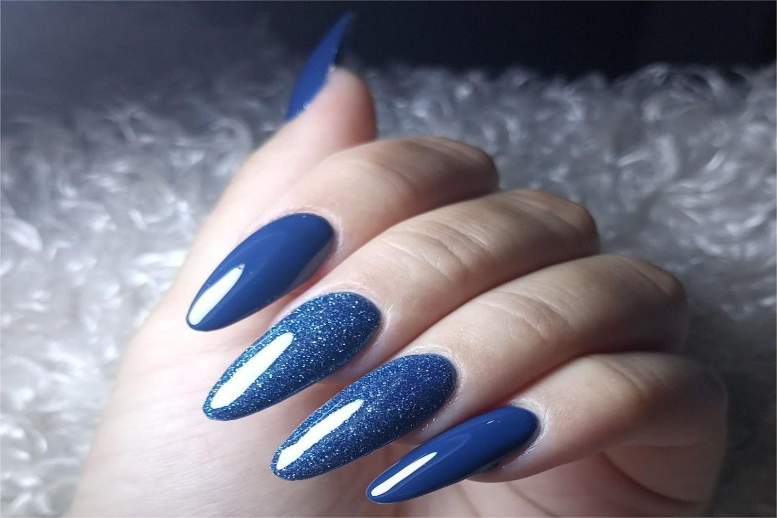 unhas azul com glitter