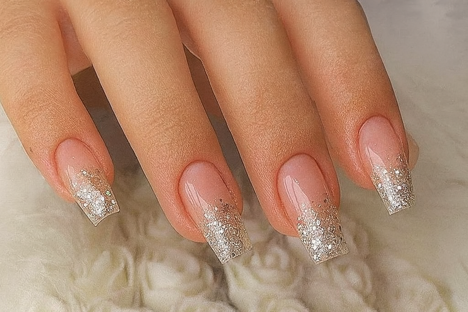 Unhas com Glitter Suave
