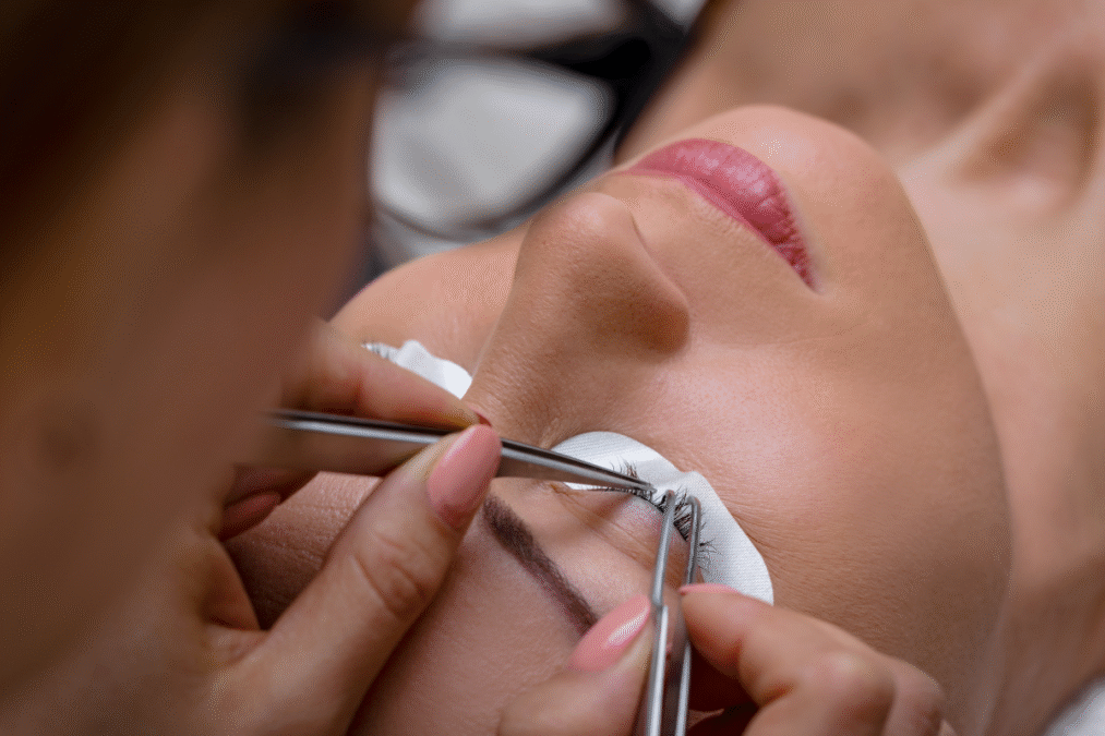 Formação Completa em Extensão de Cílios